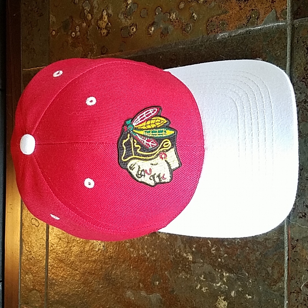 NHL Chicago Blackhawks Hockey Mens Adjustable Hat tag missing.